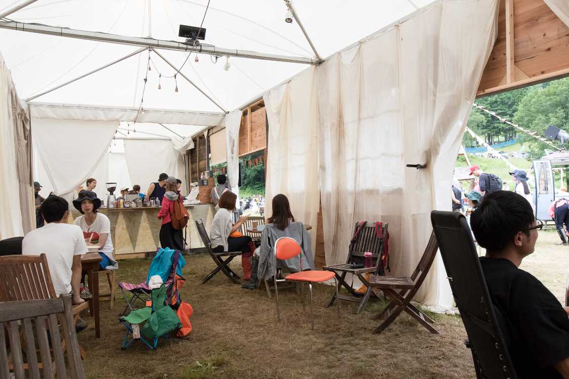 コーヒースタンド内。テーブルといすがあります。