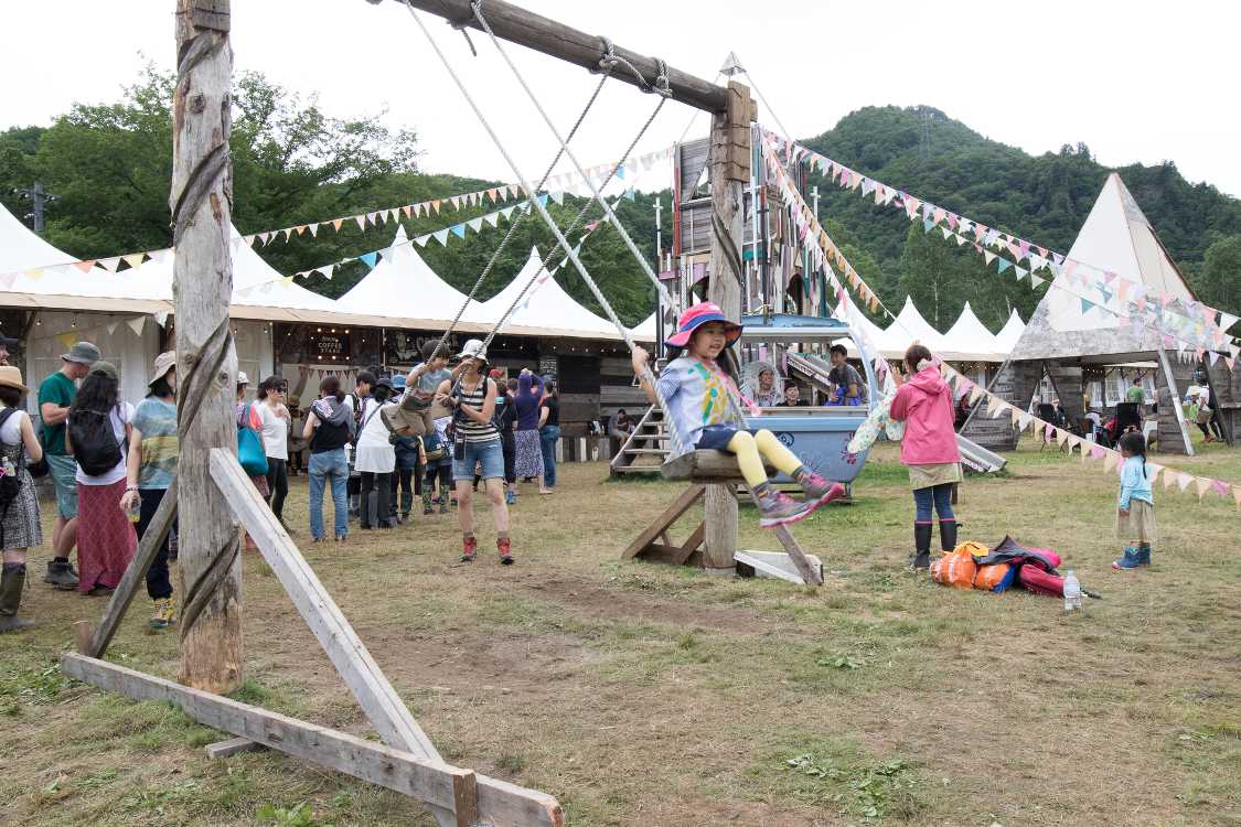 ピラミッドガーデン。家族が多いため子どもが遊べる遊具が多い。