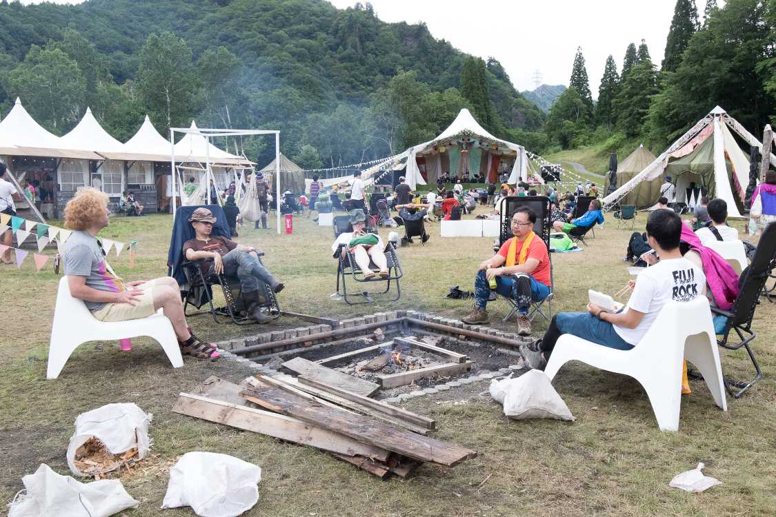 朝なので人は少ない。24時間燃やし続けているのかどうかは未確認。