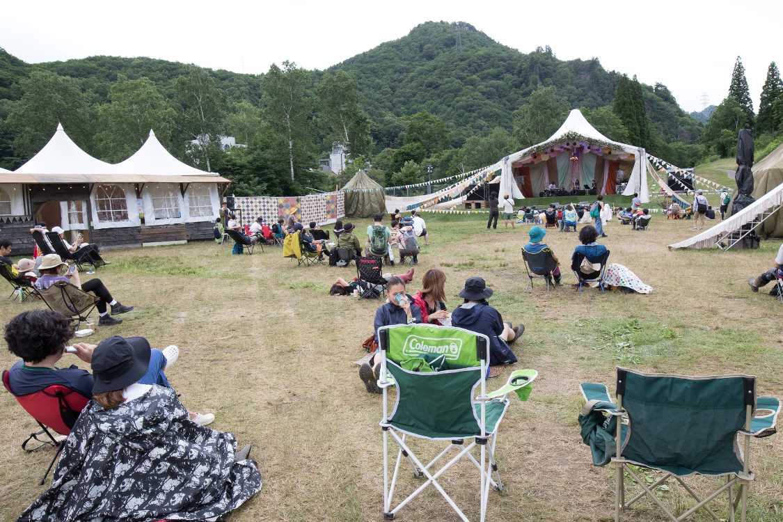 右奥がピラミッドガーデンのステージ。