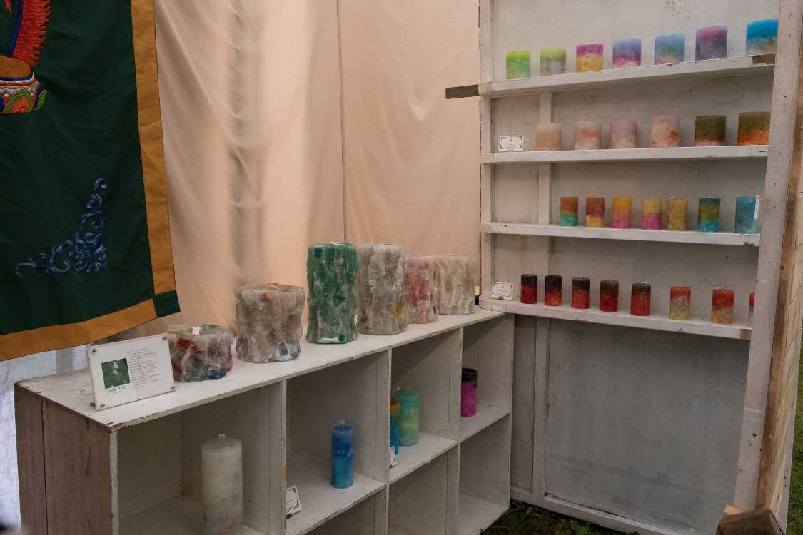 夜になるとステージ周辺に多数のロウソクが灯されるようです。