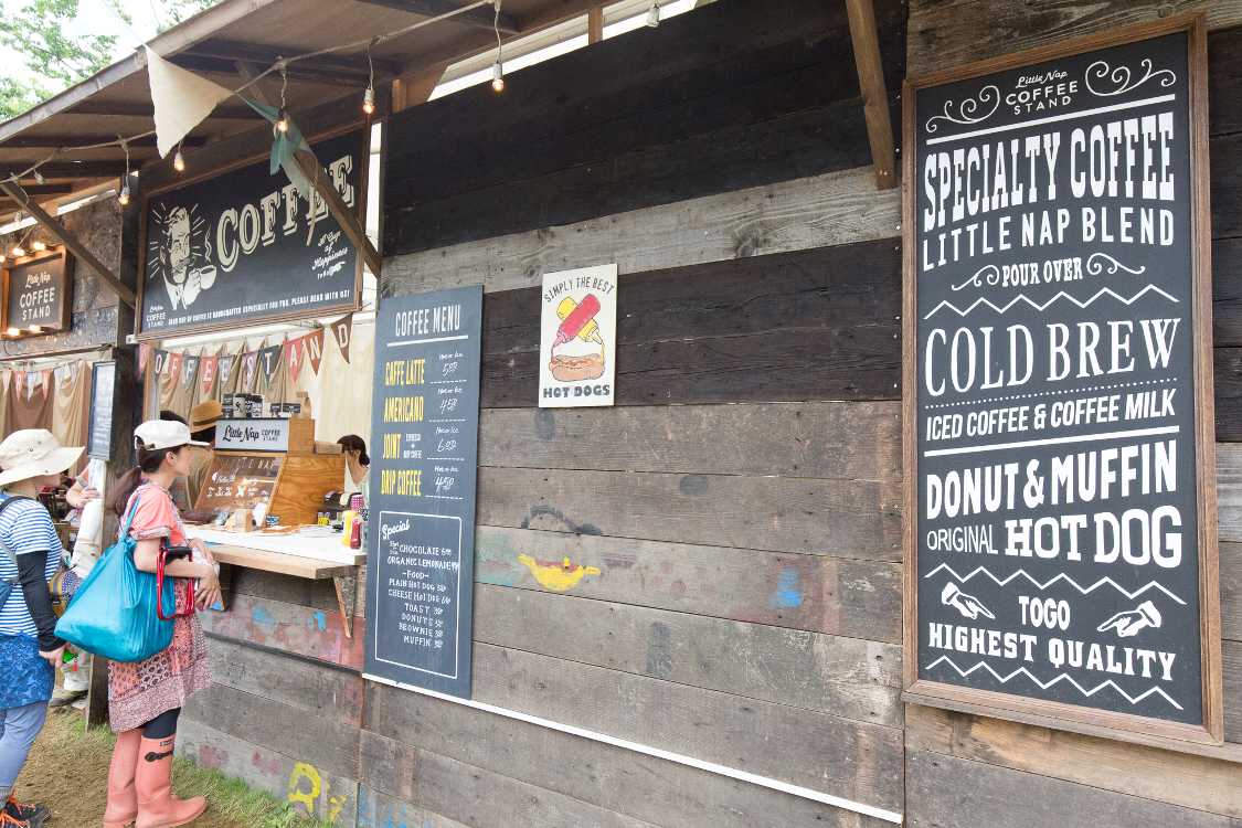 アメリカの古風な看板を模したメニュー案内。