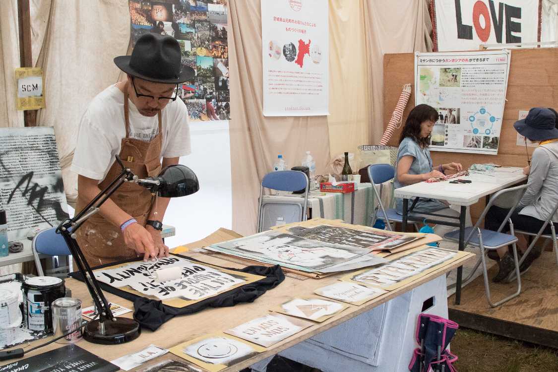 ステンシルでTシャツを自作することもできました。