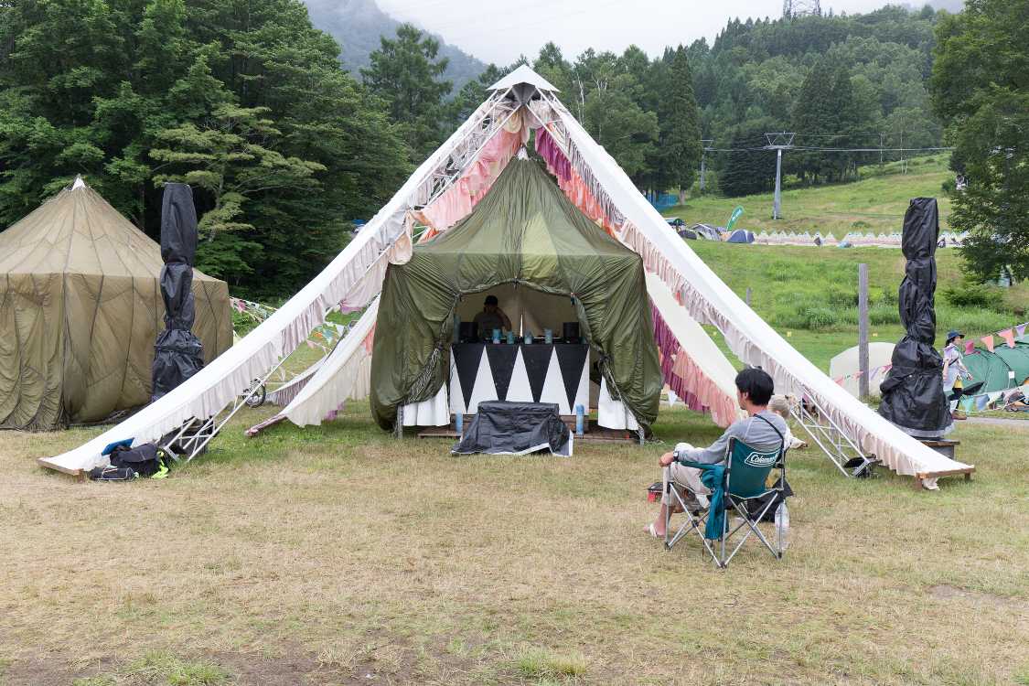 DJブースがステージ横にありました。