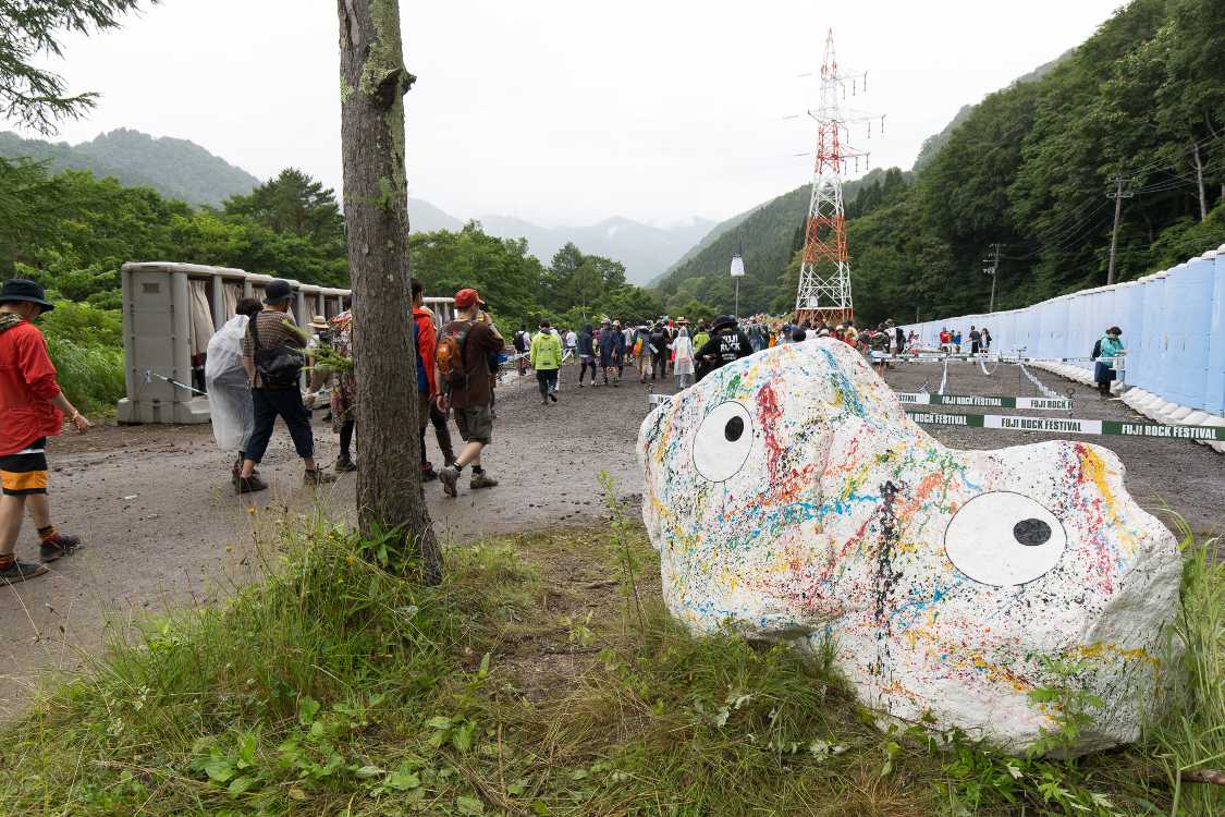 ポロック風デザインの巨石ですが、ペンキの量がポロックより少なめです。