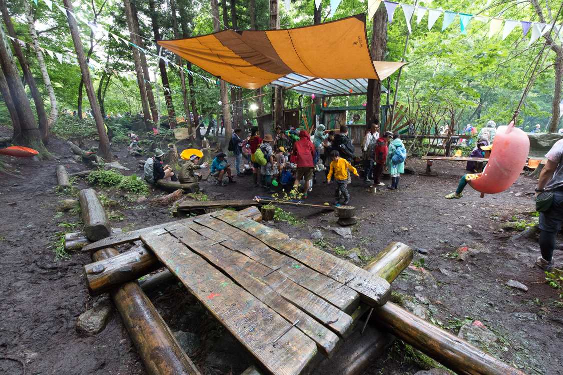 毎年丸太と板が適当に置かれてテーブルのようなものができます。