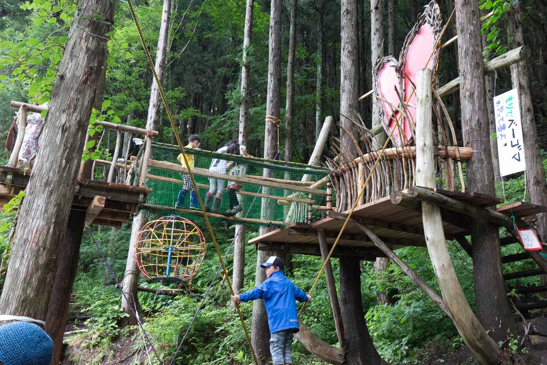 奥にジャングルジムが見えます。