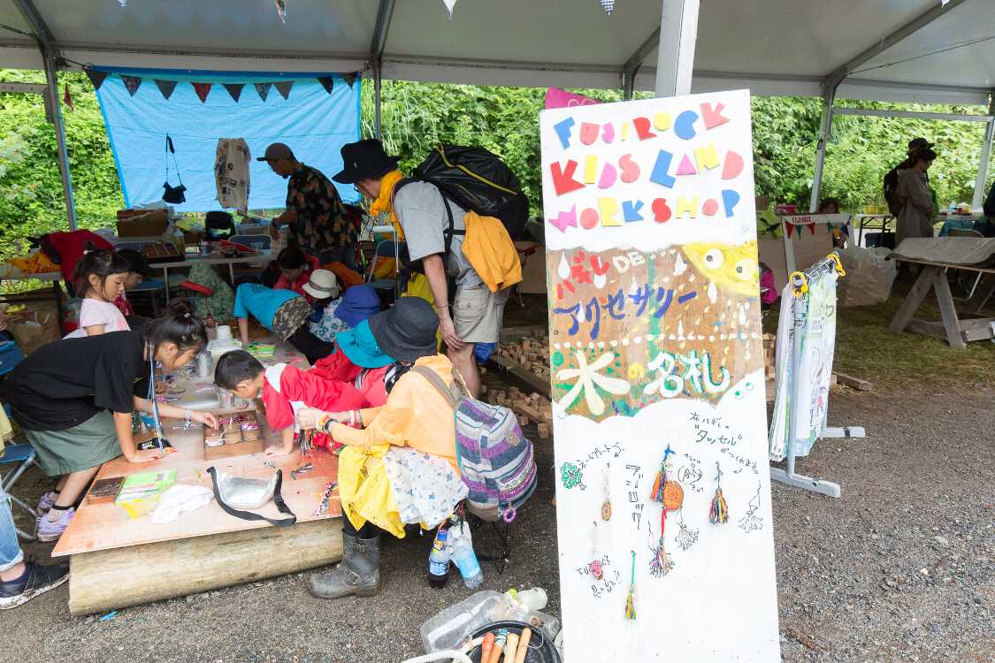 アクセサリー作り。