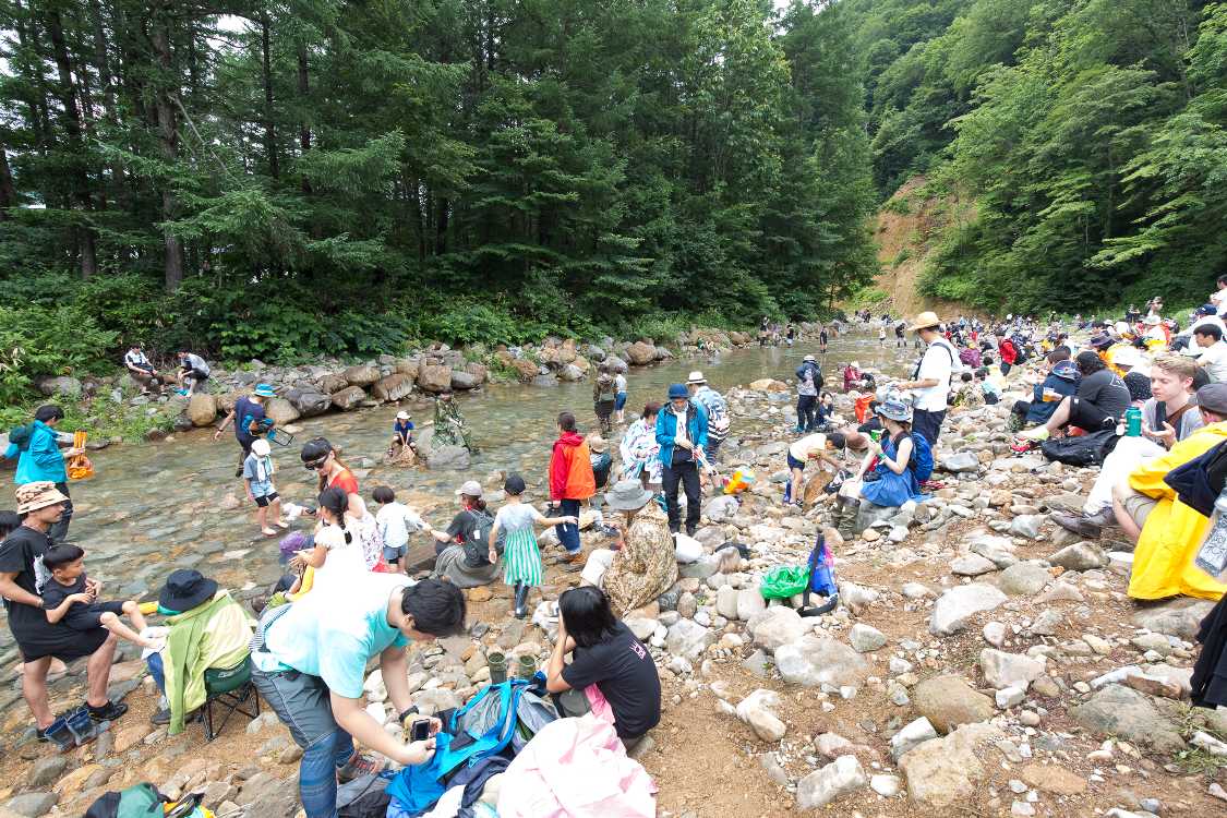 河川敷の風景2。毎年のことですが、かなり下流まで人が進んでいきます。
