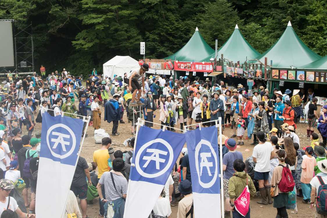 ホワイト橋から。大道芸が見えます。