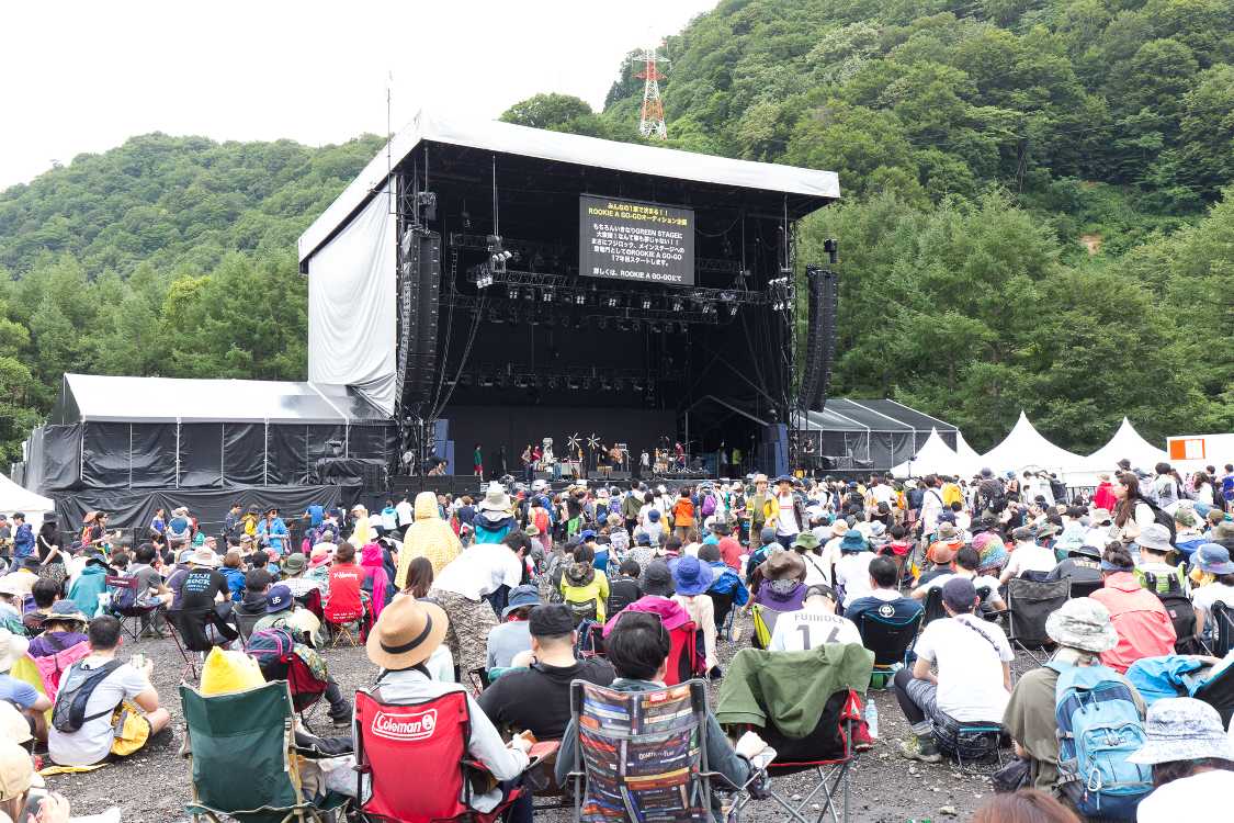 ジプシーアバロン側。いすに座って待っている人が多い。