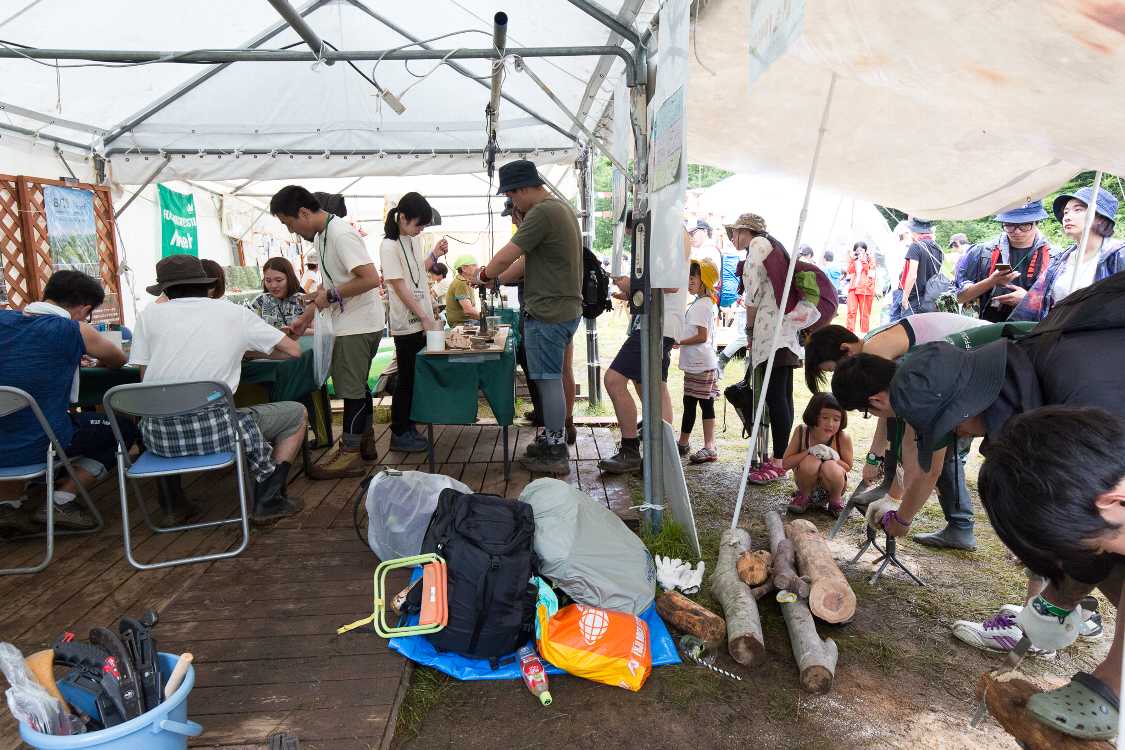 木をのこぎりで切るところから始まるコースター作り。