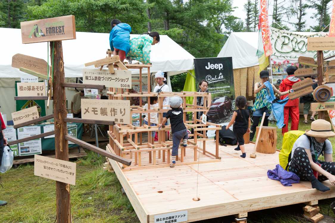 木製のジャングルジム。