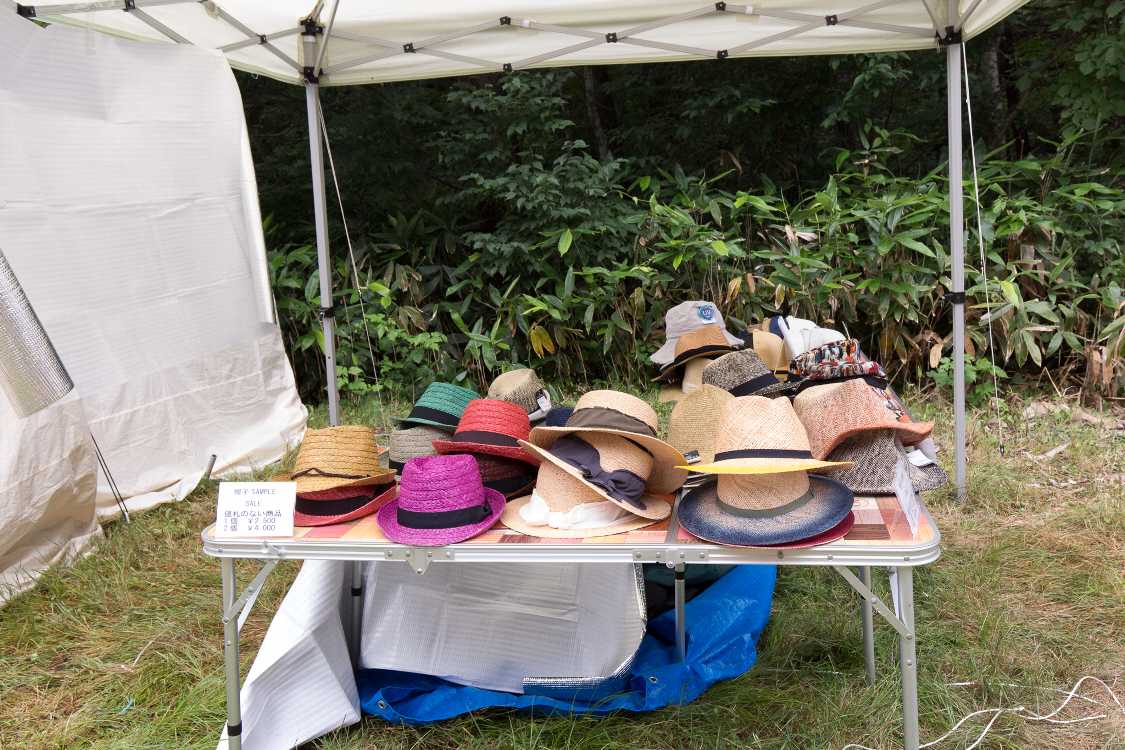 帽子1つ2500円、2つで4000円。