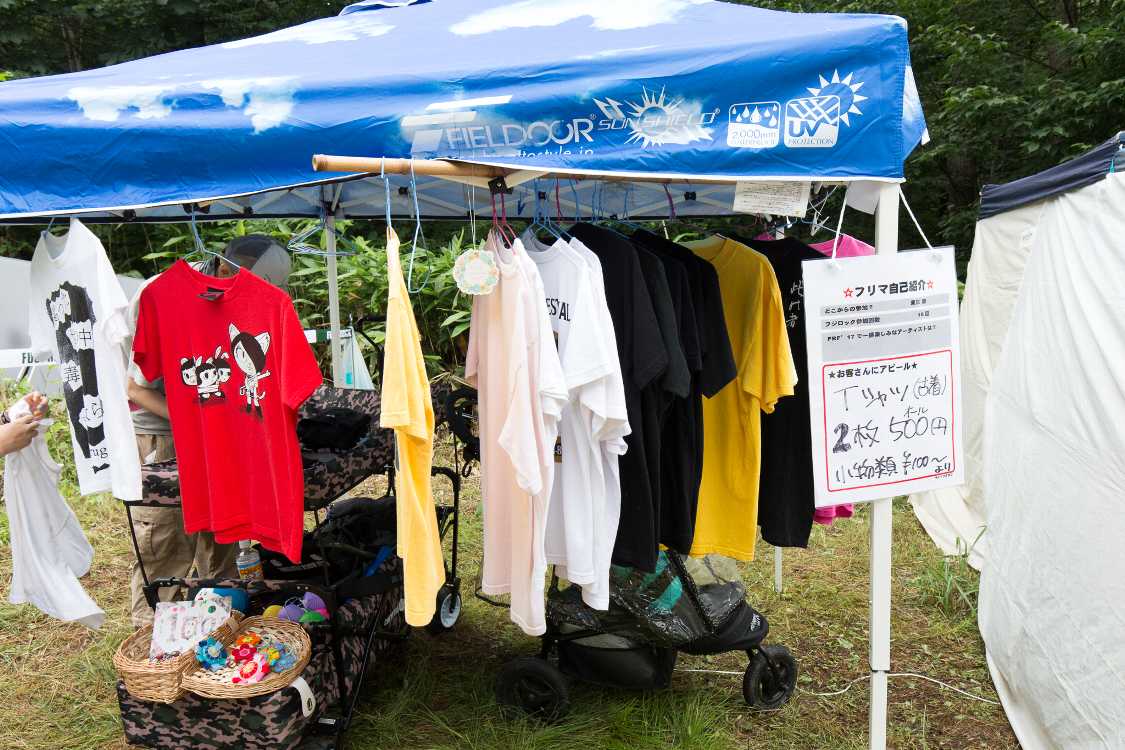 古着店。日曜午後3時。1枚500円が2枚で500円に書き換えられています。