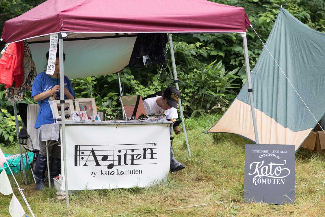 音楽用品を服飾品等に加工しています。