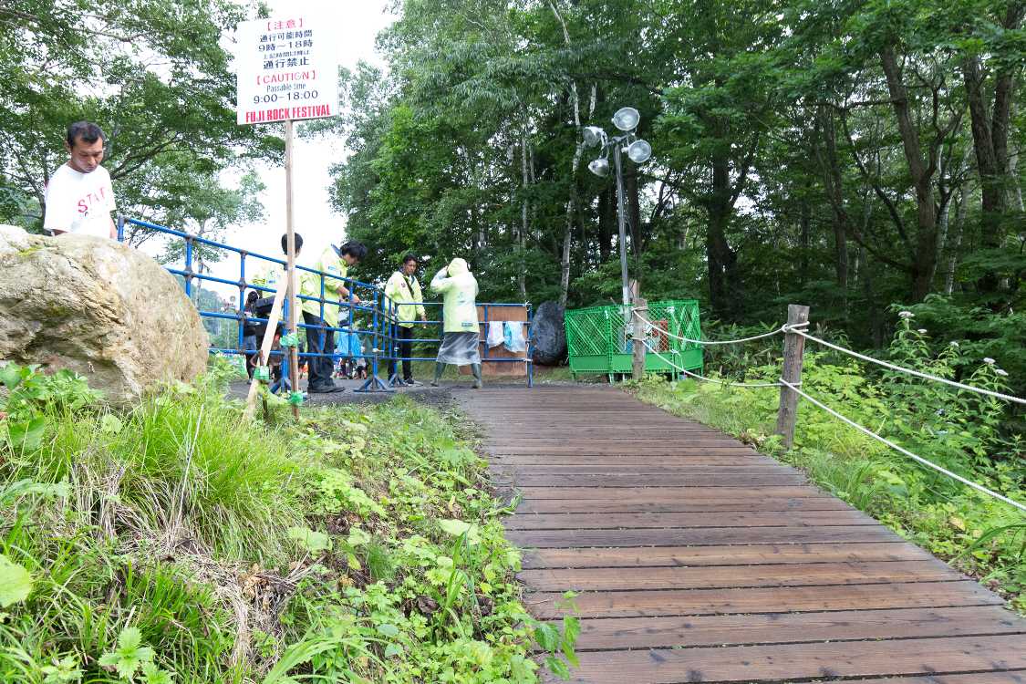 橋から通路に出る坂。カートでも通れるようになっています。