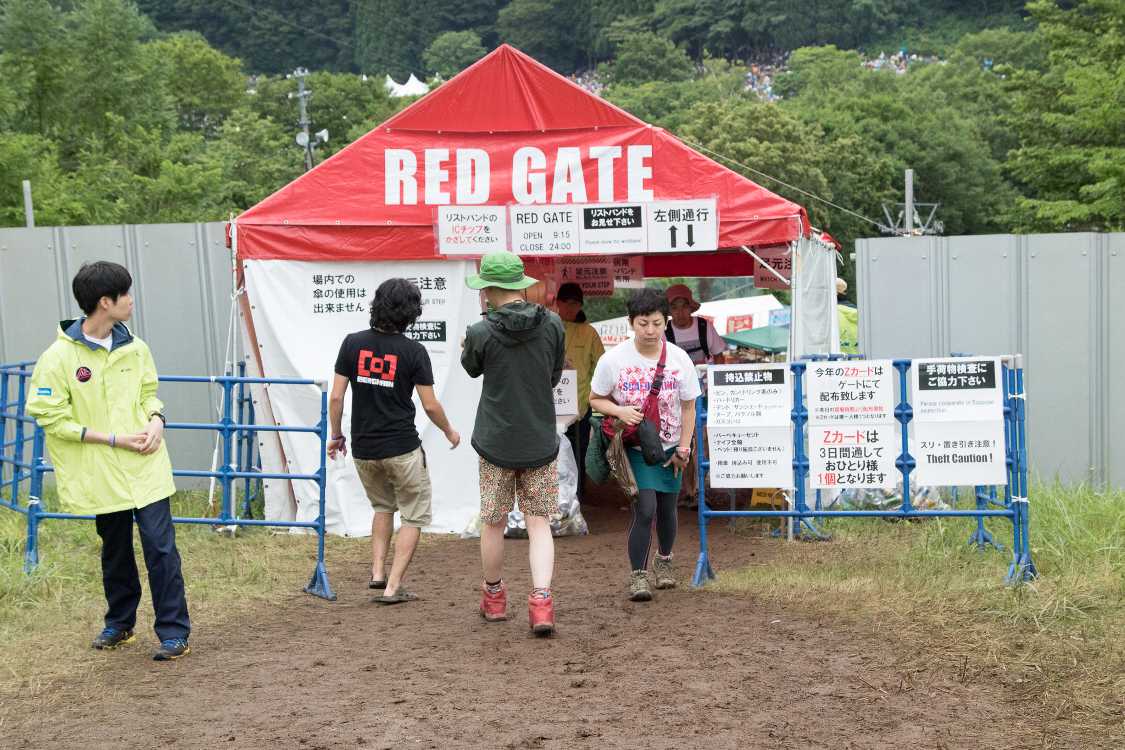 レッドゲート。リストバンドチェック、手荷物検査があります。