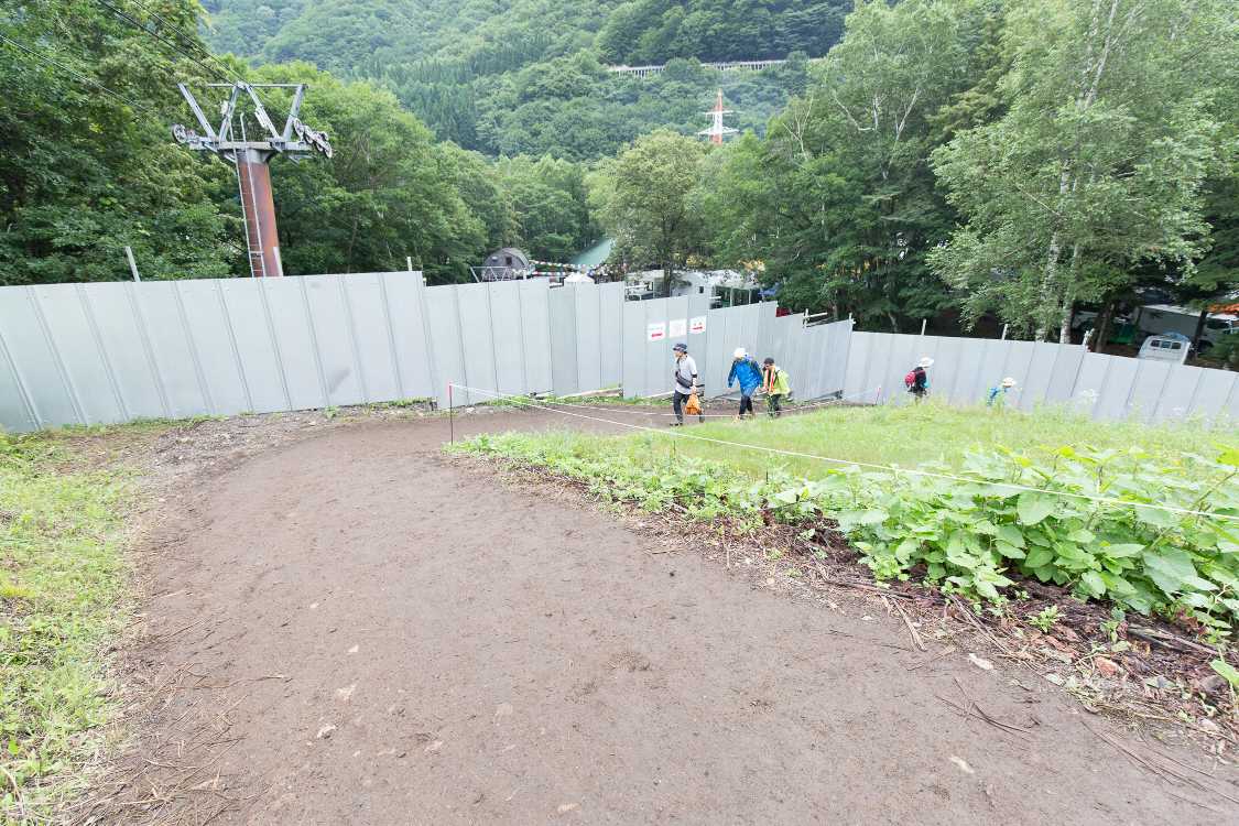 レッドマーキーへ。雨が降っていれば滑りやすそうです。