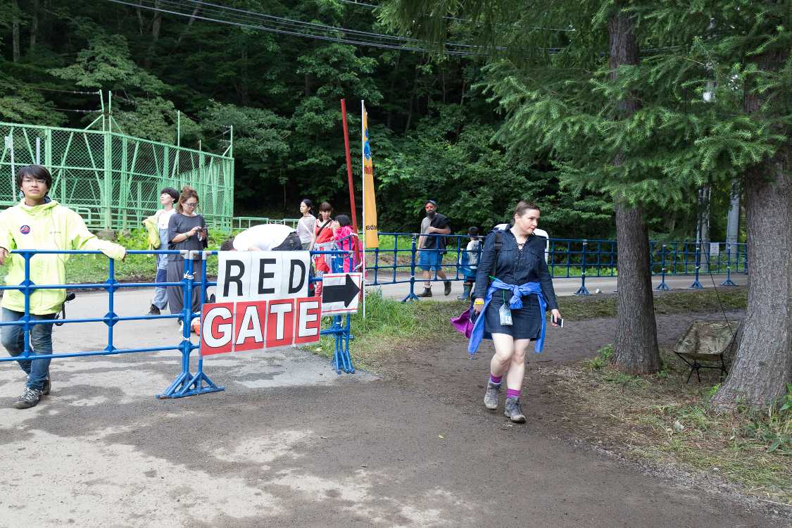 レッドマーキーとブルーギャラクシー（旧ワールドレストラン）の間の通路。