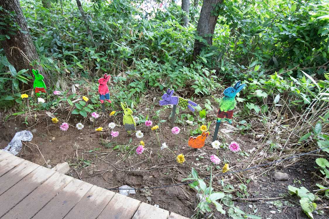 ボードウォークの入り口すぐ。花は咲いているのではなく土に突き刺しています。違和感は拭えません。