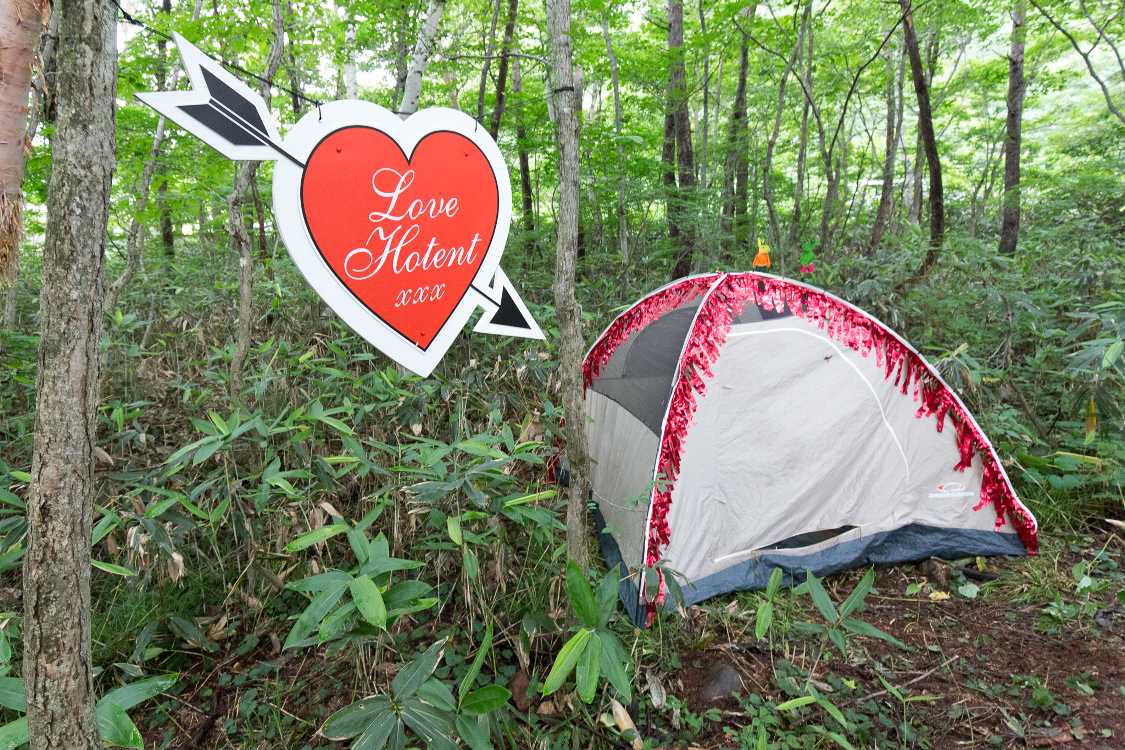 途中のテント。入る人もいるとみられます。