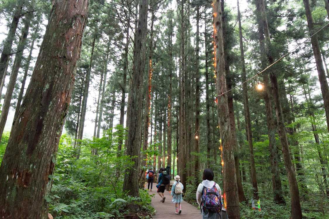 午後5時30分ごろ。電飾が点いています。