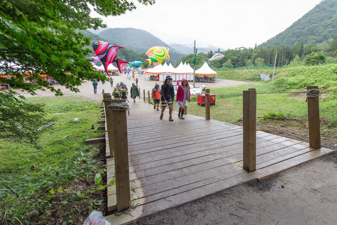 オレンジカフェの入り口。橋の真ん中に柱が立っています。