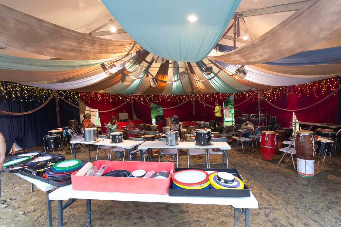 多数の打楽器を用意。