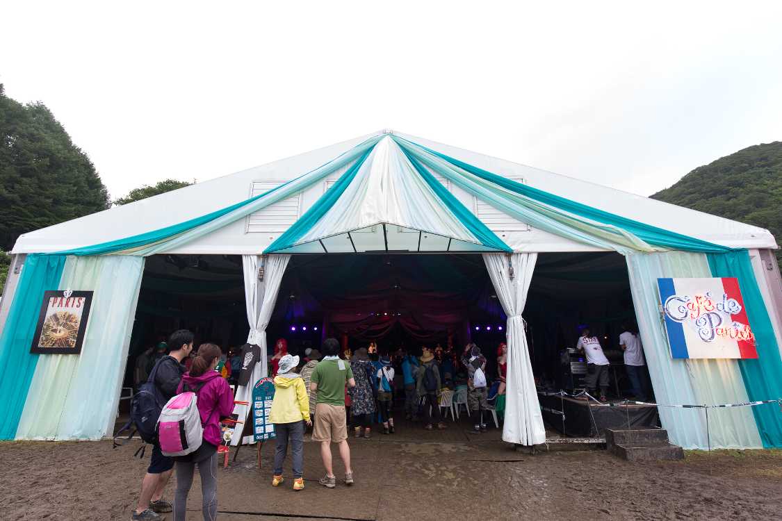 カフェドパリ。フジロックの会場で入場ゲートから最も遠いステージ。