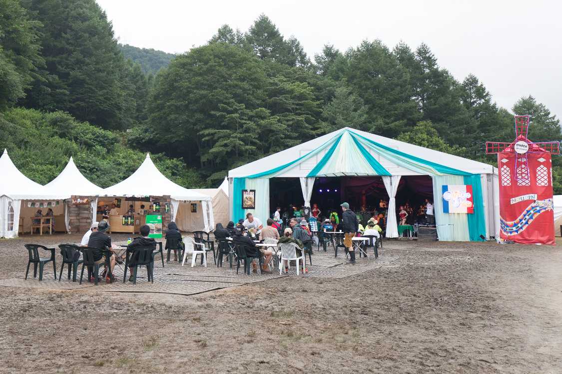 カフェドパリの前にテーブル、いすがあります。