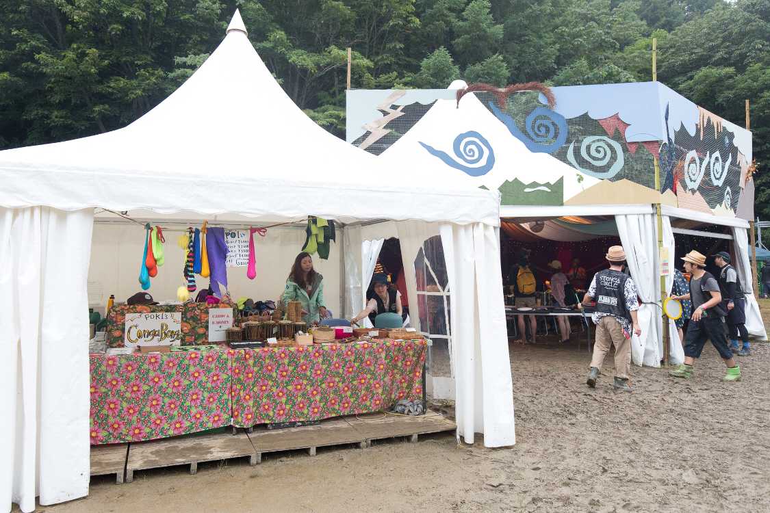 ドラムサークルのテントの隣にある打楽器店。