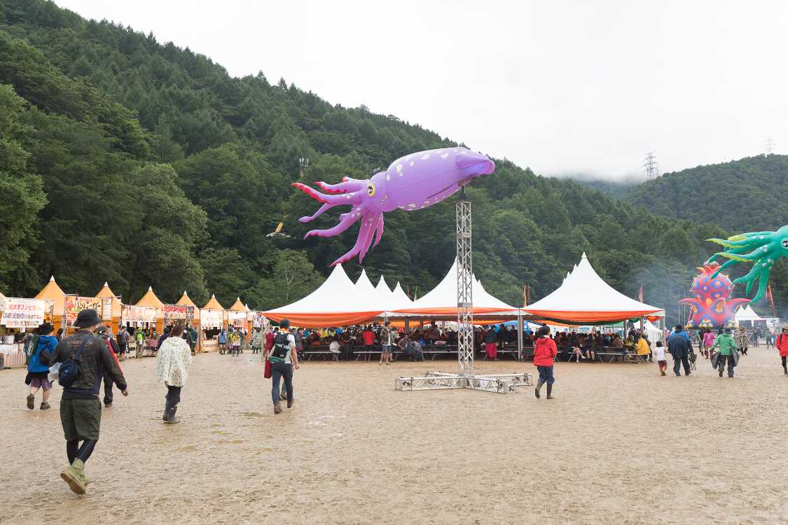 オレンジカフェ。左奥は飲食店が並ぶテント。