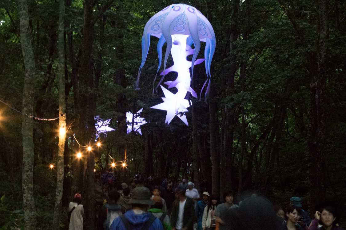 2015年までは星形の装飾だけでしたが、2016年からクラゲ形が登場。