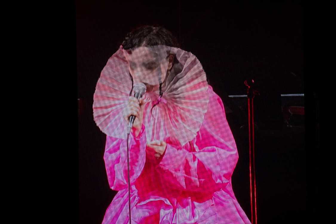 顔に何か貼っているようなファッションでした。