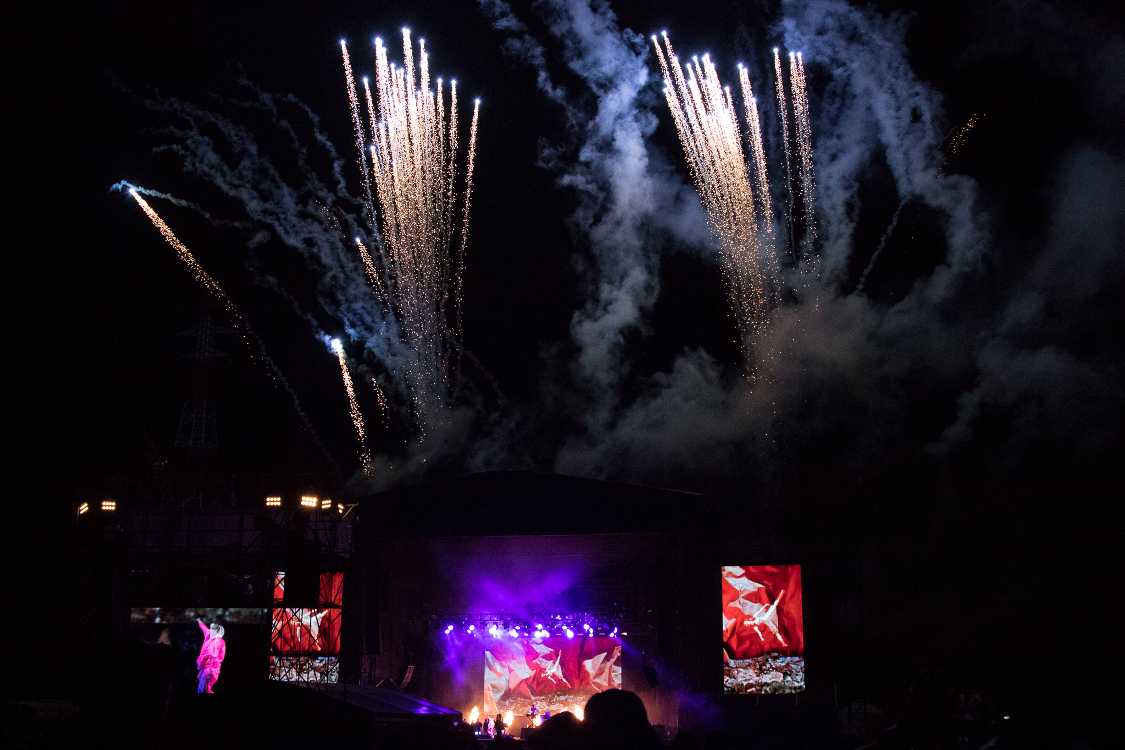 ステージ裏から花火を打ち上げ。2003年のグリーンステージを思わせます。