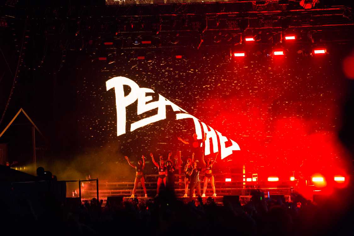 メジャー・レイザーは男性3人ですが、女性ダンサー4人が登場。