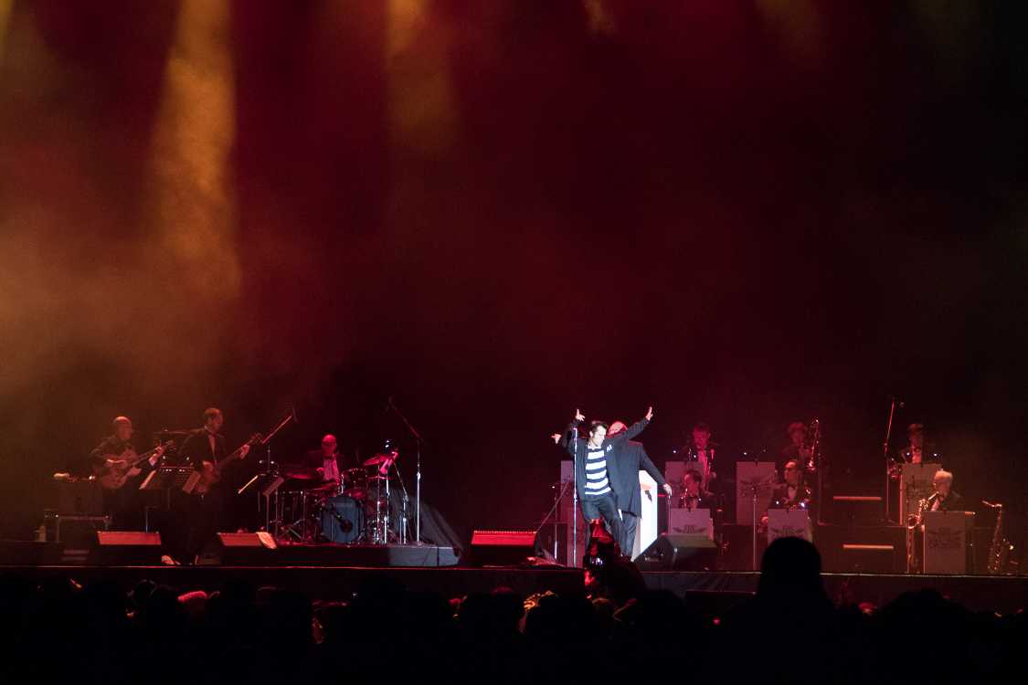 グリーンステージの終演バンド。エルヴィス・プレスリーの曲を中心にロックンロールを演奏。