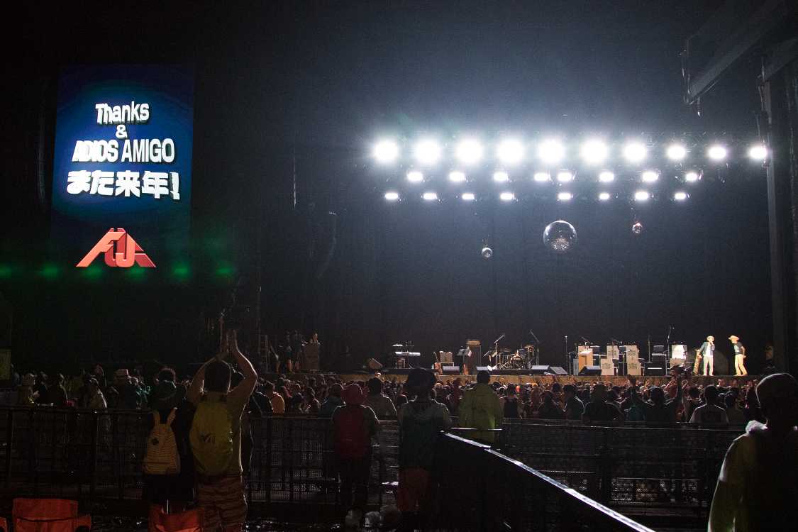 出演者が撤収し、ジョン・レノンの「パワー・トゥ・ザ・ピープル」がスタート。