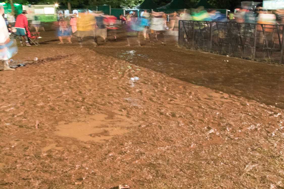 終演後のグリーンステージ前。泥は深い。