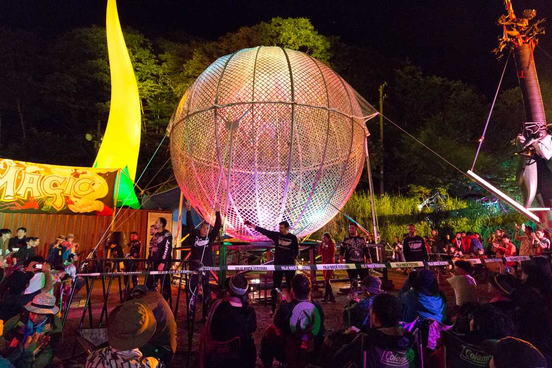 大型の球の中でバイクに乗るサーカス。