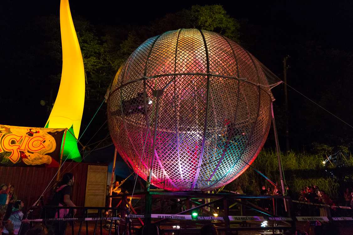 2台で走行。遠心力を利用して垂直方向にも走行します。