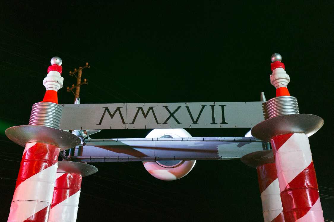 ゲートの裏は2017をローマ数字で表記しています。