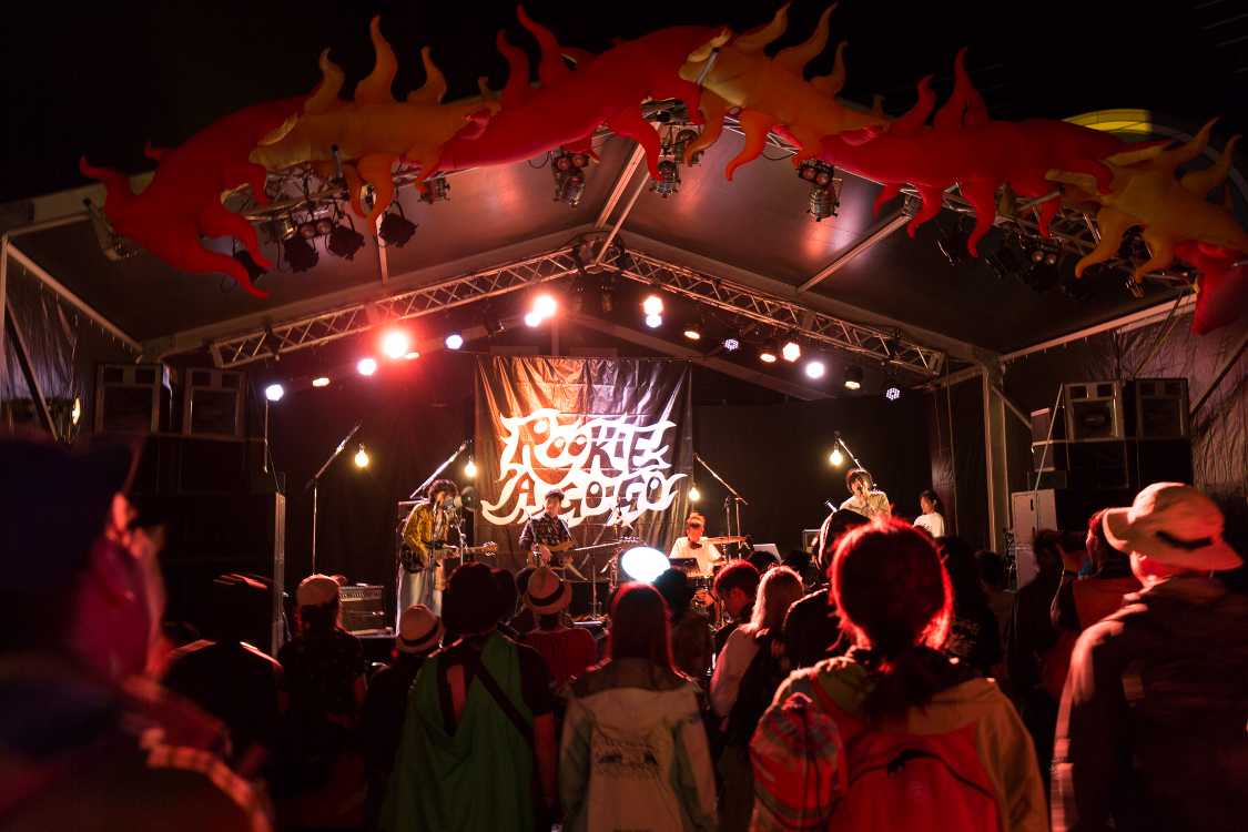 ルーキーアゴーゴーのステージ。