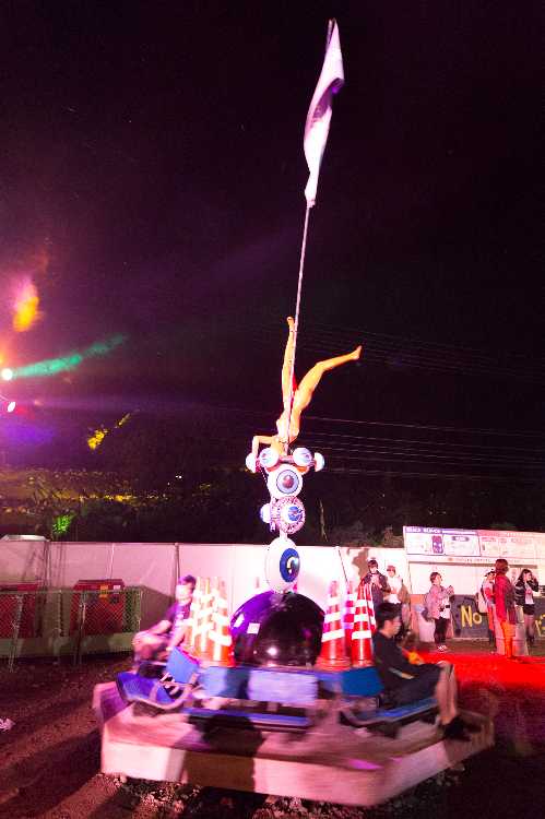 パレスオブワンダーの旗を掲げたオブジェ。下のいすは回転します。