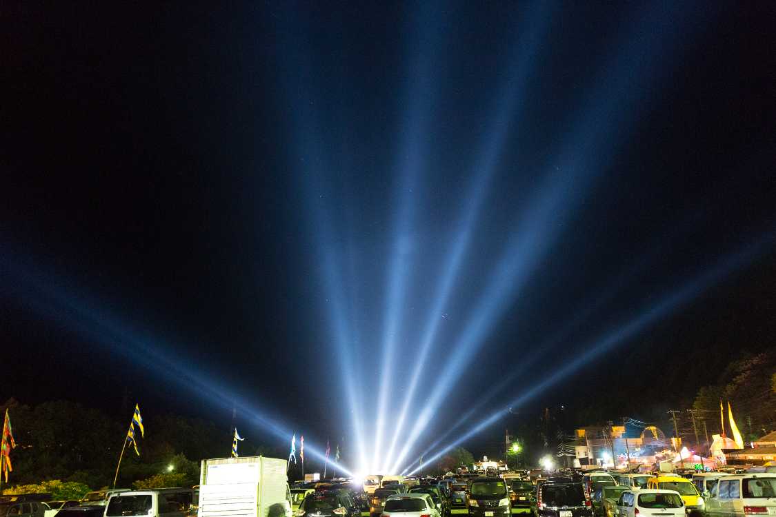 駐車場の光線の放射。