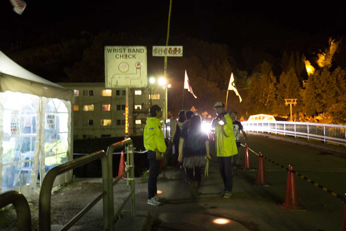 キャンプサイト前のリストバンドチェック。