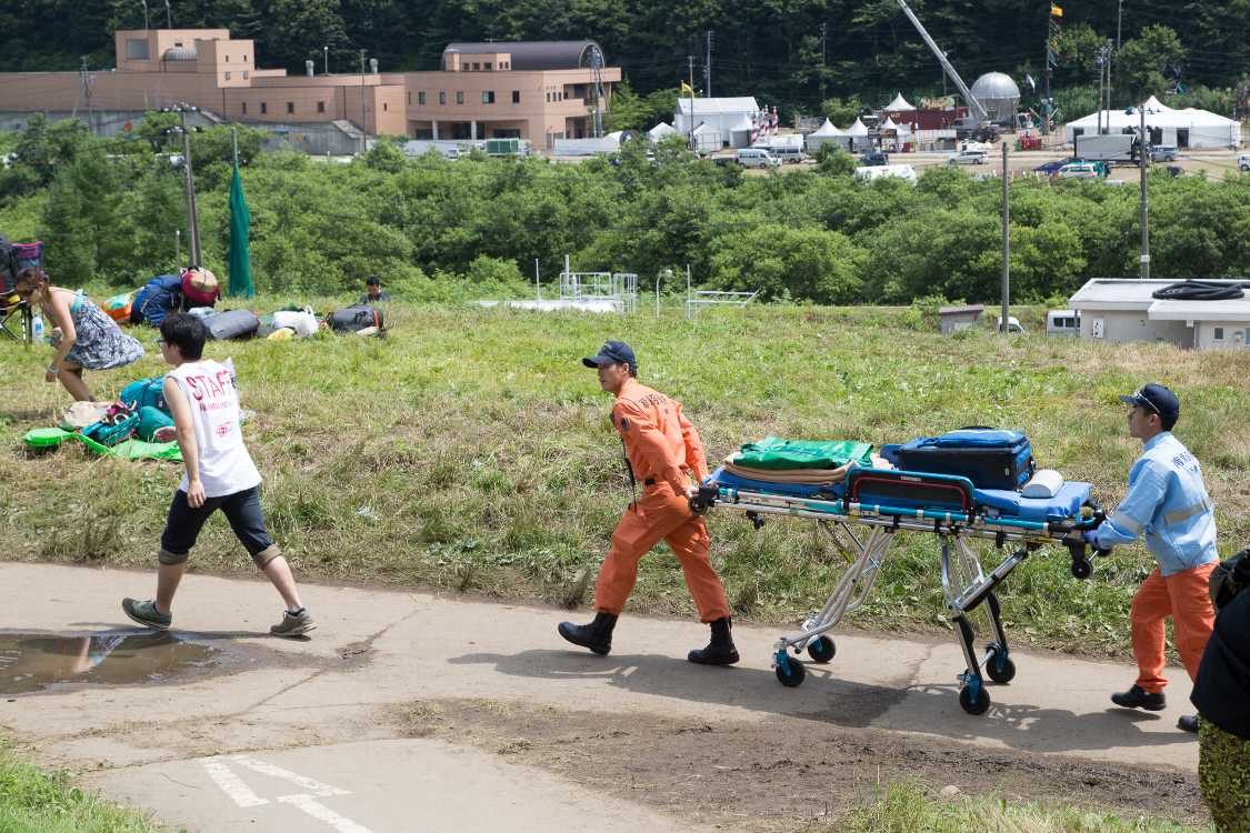 南魚沼消防の救急隊。スタッフが先導しています。