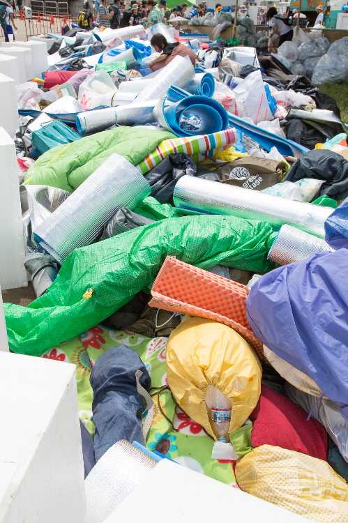 キャンプサイト前のアウトドア用品捨て場。今回から置き場ができました。それほど使い捨てが多いということでしょう。