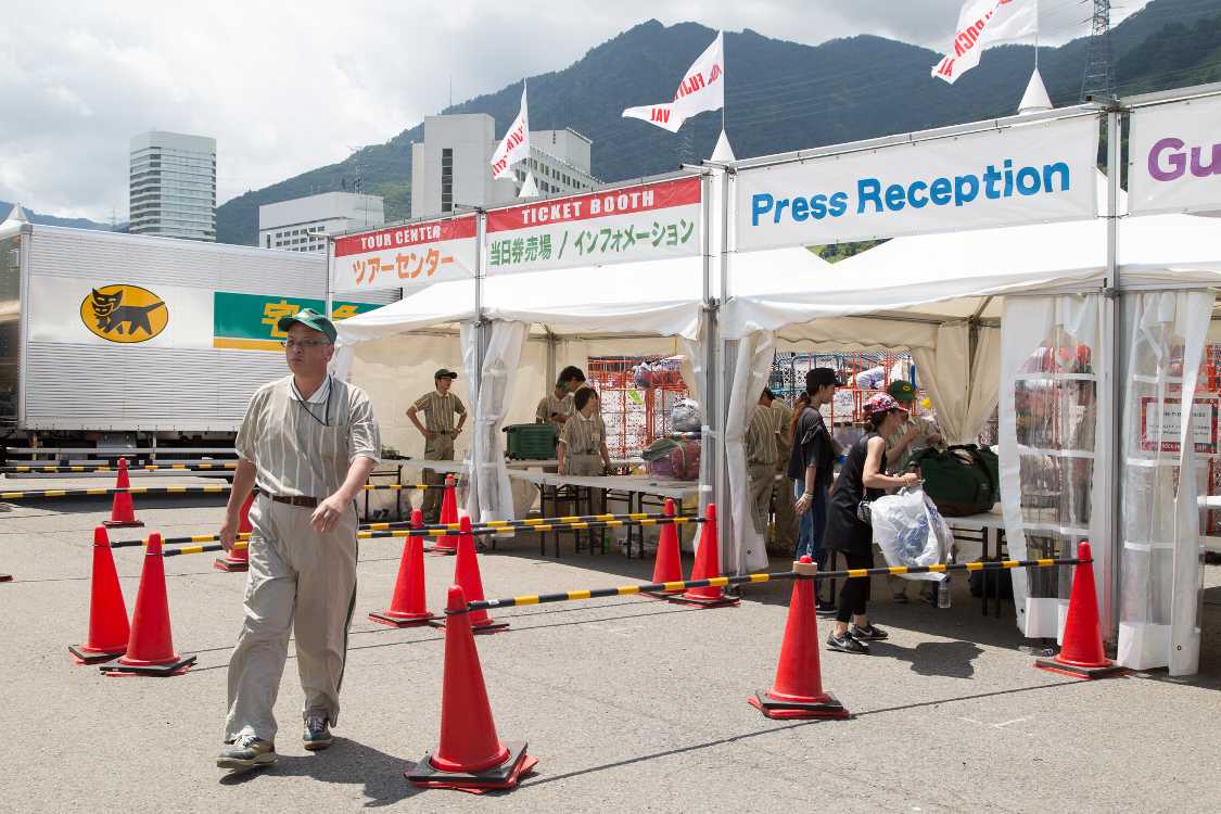 インフォメーションのテントも宅配便の受け付けに代用します。